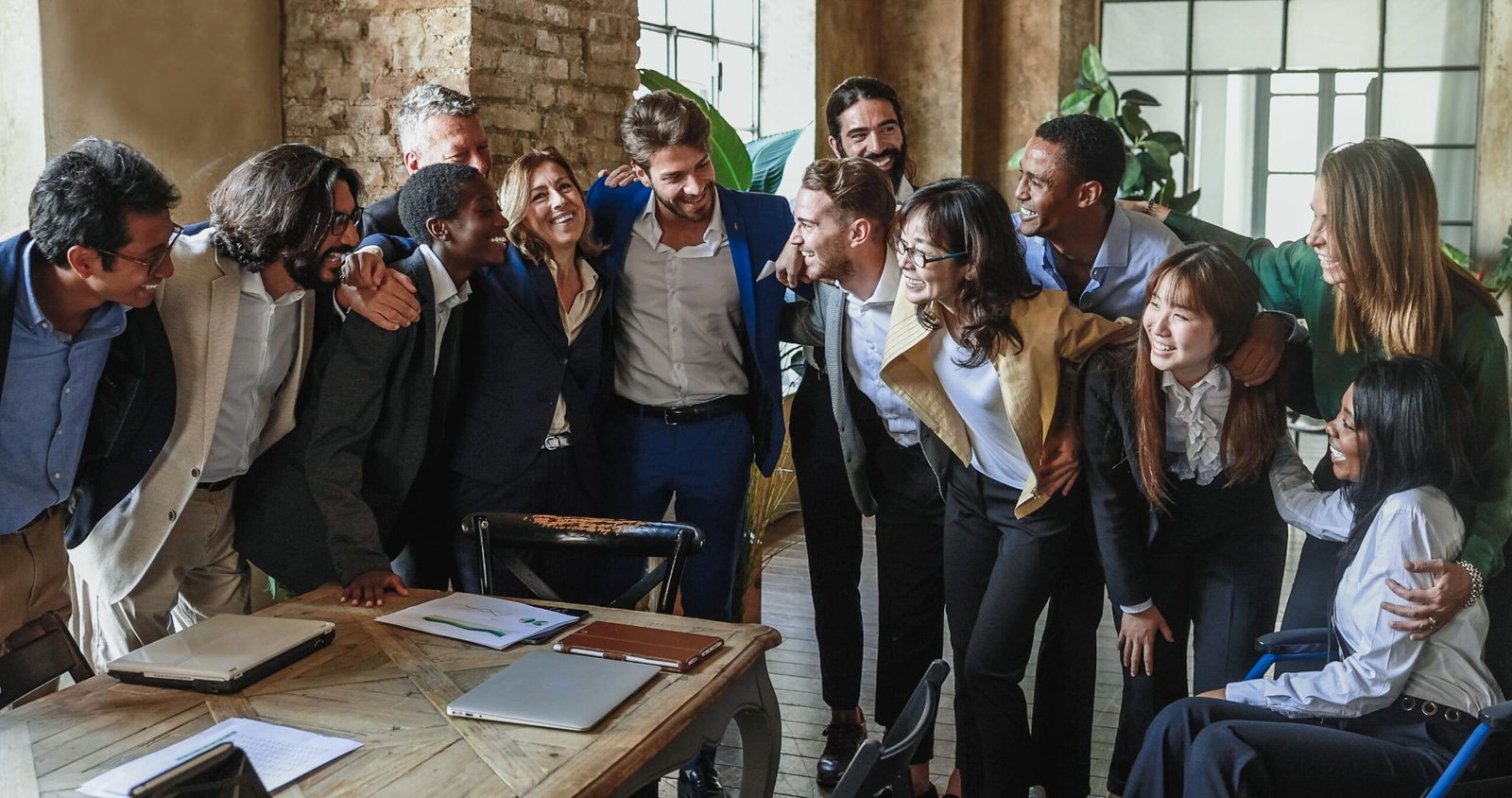 Equipe de trabalho diversa, abraçada e unida