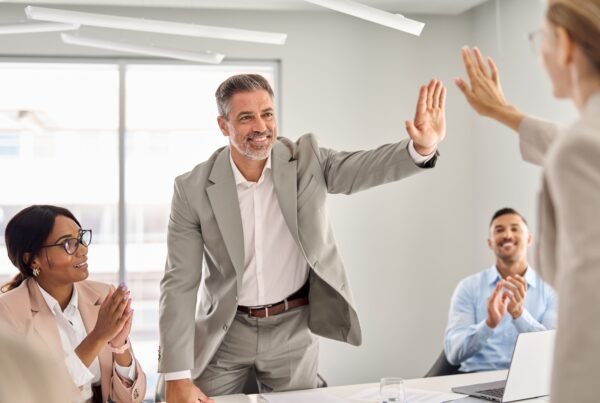 time de trabalho comemorando resultados